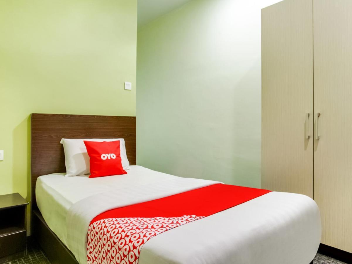 Oyo 89652 P Line Hotel Johor Bahru Bagian luar foto